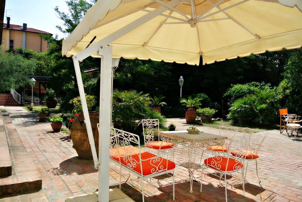 Hotel Villa Furia Bellaria-Igea Marina Buitenkant foto