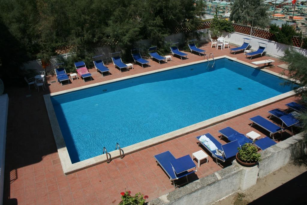 Hotel Villa Furia Bellaria-Igea Marina Buitenkant foto